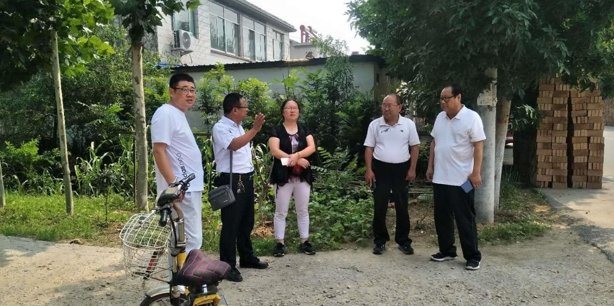 区水利局、镇水利站领导在施工现场视察工作