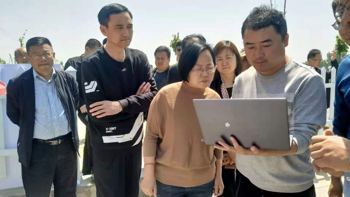 金乡县农业局领导来浩坤润土公司实验基地考察