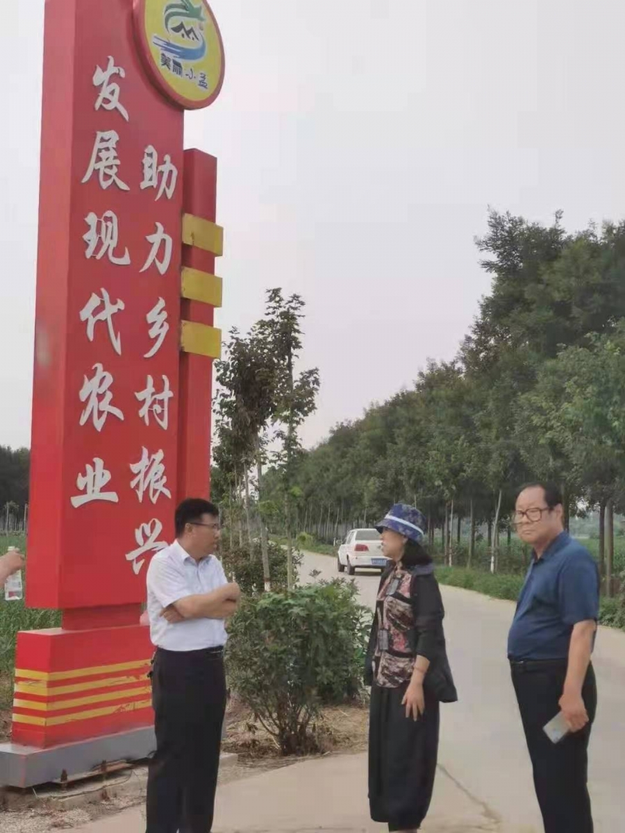 邹城市农村农业局胡主任，农田科罗科长等领导莅临浩坤润土公司参观考察。