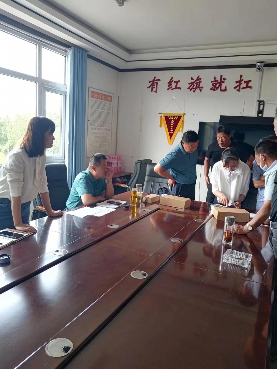 浩坤润土技术人员在疃里镇高标准农田建设项目区培训智能射频控制器的使用方法