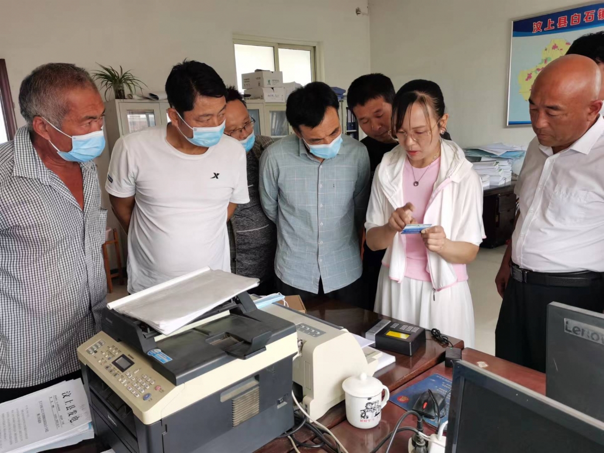 浩坤润土技术人员在汶上县白石镇高标准农田建设项目区进行技术培训