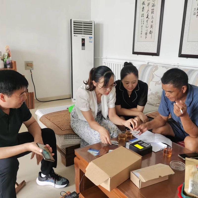 浩坤润土技术人员在济南市章丘区高标准农田建设黄河街道项目区培训射频控制器及管理机的使用方法。