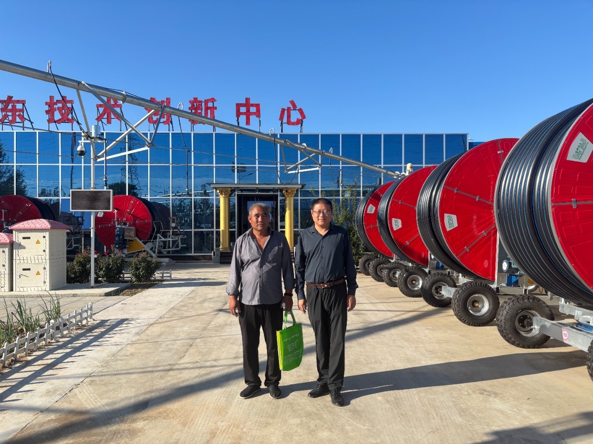 任城种地大户来浩坤润土公司考察